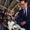 [서울포토] 구의역 사망사고 현장에 헌화하는 박지원 원내대표