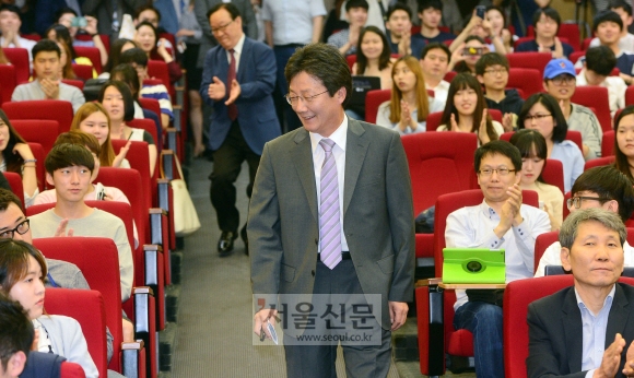 유승민 의원이 31일 성균관대 법학관에서 ‘경제위기와 정치의 역할’을 주제로 강연에 나서기 위해 강의실로 들어서고 있다. 정연호 기자 tpgod@seoul.co.kr