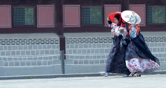 25일 서울 경복궁을 찾은 시민들이 한복을 입은채 관람을 하고 있다. 2016.5.25 박지환기자 popocar@seoul.co.kr