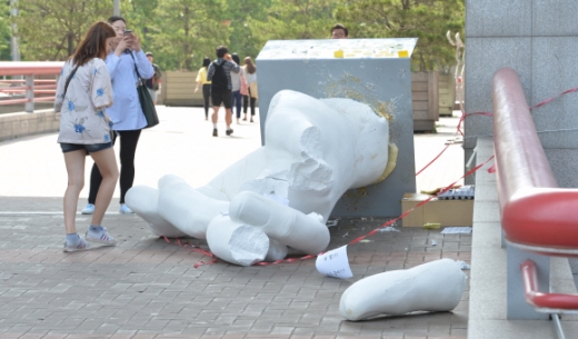 [서울포토]일베 상징 손가락 모양 조형물 파손