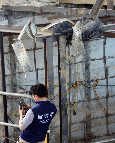 1일  경기도 남양주시 진접읍 금곡리 진접선 지하철 공사현장에서 붕괴 사고가 일어나 경찰이 현장을 조사하고 있다. 2016.6.1 정연호 기자  tpgod@seoul.co.kr