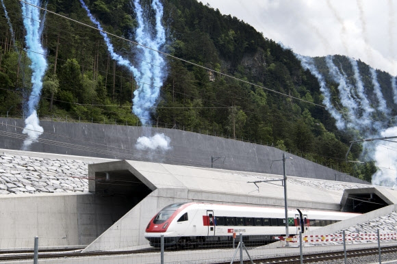 스위스~이탈리아 잇는 57㎞ 세계 최장 터널 17년 만에 개통  