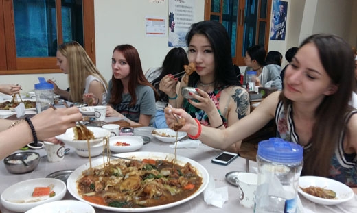 ‘2016 케이팝 커버댄스 페스티벌 최종 결선 대회’ 참가자들이 2일 경북 안동 팸투어에서 지역의 대표 음식인 안동찜닭을 맛보고 있다.