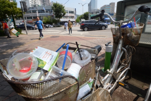 [서울포토] 쓰레기통이 된 자전거