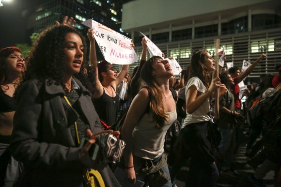 1일(이하 현지시간) 브라질 상파울루 파울리스타 대로에서 시민들이 지난주 리우데자네이루 빈민 지역에서 벌어진 16세 소녀 집단 강간 사건에 항의하는 시위를 벌이고 있다. 경찰은 지난 30일 집단 강간 용의자 2명을 체포하고 4명을 추적 중이다. 브라질에서는 얼마 전 10대 소녀가 30명이 넘는 남성에게 집단 강간당했고 이 장면이 담긴 영상이 온라인을 통해 공개돼 사회가 큰 충격에 휩싸였다. EPA 연합뉴스
