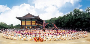 중요무형문화재 제44호로 지정된 ‘경산자인단오제’의 여원무 공연. 경산시 제공 