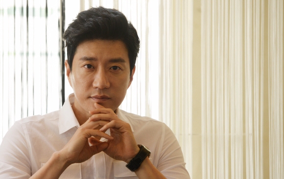 “불러 줄 때 열심히 많이 해야죠. 세월에 장사 없어요. 껄껄껄.” 김명민은 연기를 좀체 쉬지 않는다. 지난해 촬영한 재난 블록버스터 ‘판도라’가 올가을 개봉을 앞두고 있고, 조만간 타임 루프 영화 ‘하루’의 촬영을 시작한다. 박훈정 감독의 신작 ‘VIP’ 출연도 검토하고 있다.  박윤슬 기자 seul@seoul.co.kr