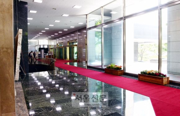 정부서울청사의 VIP 전용 엘리베이터로 향하는 복도. 스피드게이트를 통과하지 않고도 엘리베이터를 이용할 수 있어 방호관들이 보안활동을 강화하고 있다. 강성남 선임기자 snk@seoul.co.kr