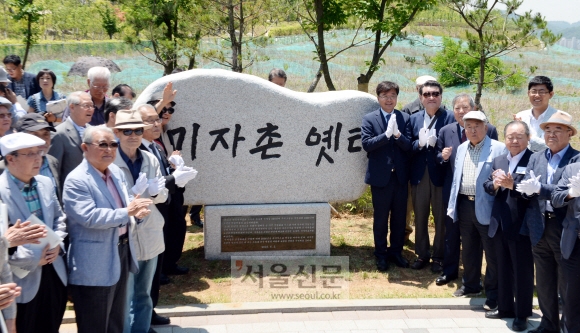 김우영(오른쪽 여섯 번째) 서울 은평구청장이 1일 은평구 진관동의 기자촌 부지에서 열린 ‘홈커밍데이 행사’에 참석해 원로 기자들과 함께 제막식을 한 뒤 손뼉을 치고 있다. 은평구는 기자촌 부지에 국립한국문학관을 유치하고 한국언론기념관과 문인마을을 세워 문학테마파크를 조성할 계획을 갖고 있다. 강성남 선임기자 snk@seoul.co.kr