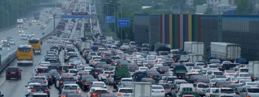 차량들로 꽉 막힌 고속도로 교통상황. 자료사진, 서울신문DB