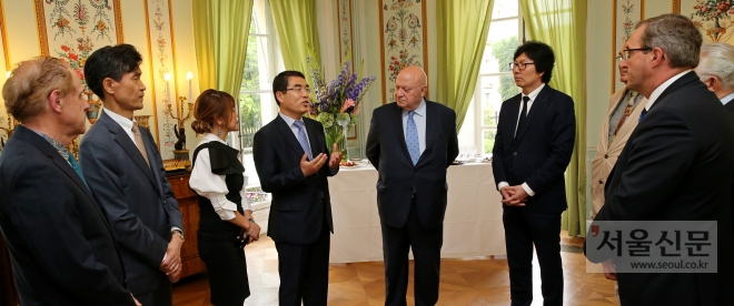 양기대(왼쪽 네 번째) 광명시장이 1일(한국시간) 프랑스 파리에서 모철민(두 번째) 주프랑스 한국대사. 앙드레 상티니(다섯 번째) 한·불의원친선협회장, 플라세(여섯 번째) 장관 등과 광명동굴 성공에 대해 이야기하고 있다. 광명시 제공 