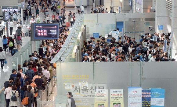 인천국제공항에서 승객들이 검색대를 통과하기 위해 줄을 선 모습. 서울신문 DB