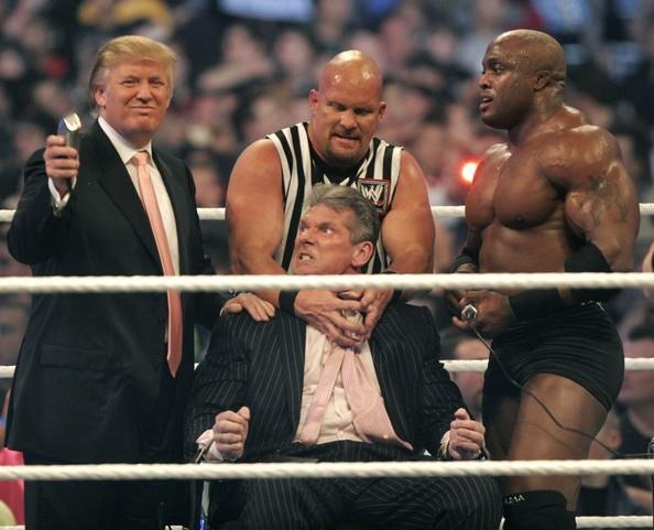미국 프로레슬링단체(WWE)의 경기에서 트럼프(왼쪽)가 바리캉을 든 채 특유의 쇼맨십을 보이고 있다. 서울신문 DB