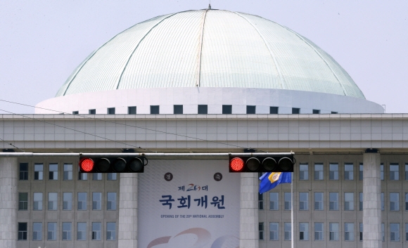 20대 국회 첫 임시국회를 이틀 앞둔 5일, 국회는 여야의 원 구성 협상이 뚜렷한 진전을 보지 못하고 있는 가운데 국회의사당 앞에 빨간 신호등이 켜져 있다. 이종원 선임기자 jongwon@seoul.co.k