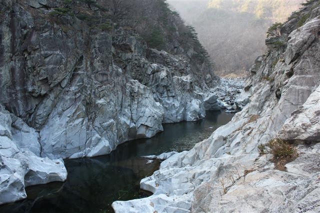 경북 동해안 울진·영덕·포항·경주 등 4개 시·군 20곳은 세계적인 희귀암석과 화석단지, 신생대지층, 해안단구 등 25억년 전의 신비를 지니고 있어 세계적인 관광 명소로 떠오르고 있다. 사진은 울진 왕피천 상류의 용소계곡. 경북도 제공
