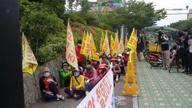 울산 울주군 신암리 신리마을 주민 60여명이 지난달 19일 울주군청 앞에서 보상업무 위탁 취소와 보상협의회 분리 구성을 촉구하는 집회를 하고 있다.