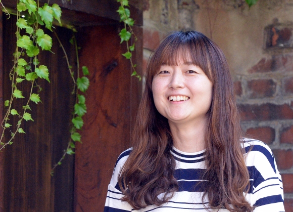 올해 문학동네 젊은작가상 대상, 지난해 신동엽문학상과 젊은작가상을 연이어 수상하며 문단의 재능 있는 이야기꾼으로 떠오른 김금희 작가는 내년 봄부터 연재할 장편소설을 준비 중이다. 그는 “개인이 갖고 있는 상처가 어떻게 혐오로 작동하게 되는지, 최근 문제가 되고 있는 ‘혐오’에 대해 다루고 싶다”고 했다. 최해국 선임기자 seaworld@seoul.co.kr