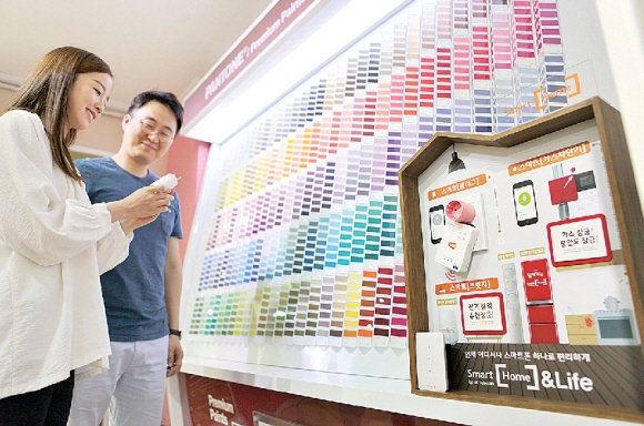 SK텔레콤과 노루페인트가 제휴해 내놓은 솔루션인 ‘스마트홈 풀패키지 인테리어’를 접할 수 있는 서울 중구 을지로3가 ‘디자인 하우스’ 매장에서 신혼부부가 어떻게 집을 꾸밀지 구상하고 있다. SK텔레콤 제공