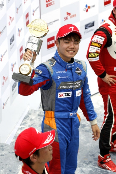 김동은(팀코리아 익스프레스)이 5일 중국 광둥성 주하이 서킷에서 열린 2016 CJ대한통운 슈퍼레이스 시즌 두 번째 대회 우승을 차지한 뒤 트로피를 들어 보이고 있다. 슈퍼레이스 제공