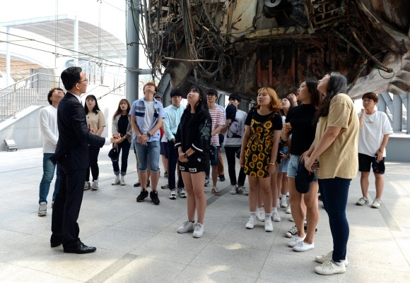 지난 3일 관람객들이 경기 평택 해군2함대사령부에 전시된 천안함을 둘러보며 설명을 듣고 있다. 천안함이 일반인에게 공개된 지 2200일 만에 누적 견학 인원이 100만명을 기록했다고 해군은 밝혔다. 해군 제공