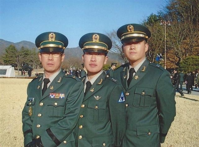 육군 조복래(왼쪽) 준위가 2011년 3월 장교 합동임관식이 열린 충남 계룡 육군본부에서 당시 소위로 임관한 첫째 아들인 조현진(가운데) 대위와 둘째 아들 조현우(오른쪽) 대위와 함께 기념촬영을 하고 있다. 육군 제공