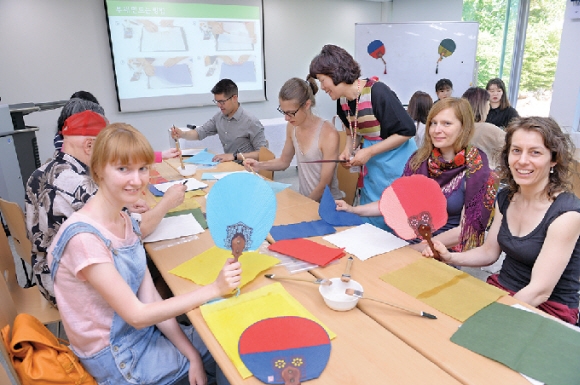 외국인들이 만든 형형색색 고운 부채