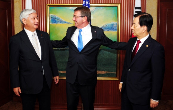 2016 아시아안보회의 참석차 싱가포르를 방문한 한민구(오른쪽) 국방부 장관이 4일(현지시간) 샹그릴라호텔에서 애슈턴 카터(가운데) 미국 국방부 장관, 나카타니 겐 일본 방위상과 회담에 앞서 이야기를 나누고 있다. 싱가포르 연합뉴스