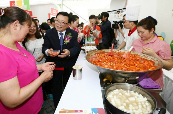 中 케이푸드 축제서 떡볶이 권하는 농식품 장관