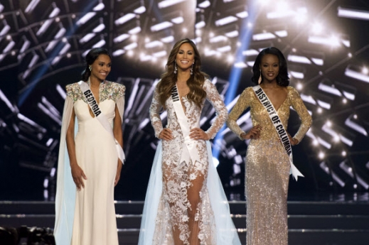 결승진출자 Miss Hawaii Chelsea Hardin(가운데), Miss District of Columbia Deshauna Barber(오른쪽) and Miss Georgia Emanii Davis(왼쪽)가 5일(현지시간) 라스베가스에서 열린 ‘2016 미스 USA 미인선발대회’에서 행진하고 있다. AP 연합뉴스