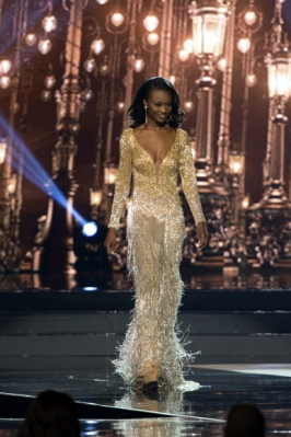 Miss District of Columbia Deshauna Barber가 5일(현지시간) 라스베가스에서 열린 ‘2016 미스 USA 미인선발대회’에서 행진하고 있다. AP 연합뉴스