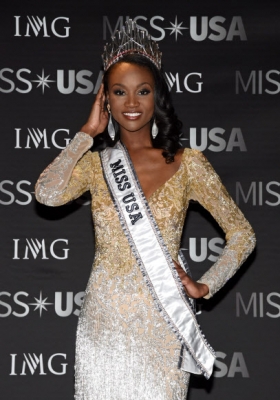 Miss District of Columbia USA 2016 Deshauna Barber가 5일(현지시간) 라스베가스에서 열린 ‘2016 미스 USA 미인선발대회’에서 왕관을 차지하고 포즈를 취하고 있다. AFP 연합뉴스
