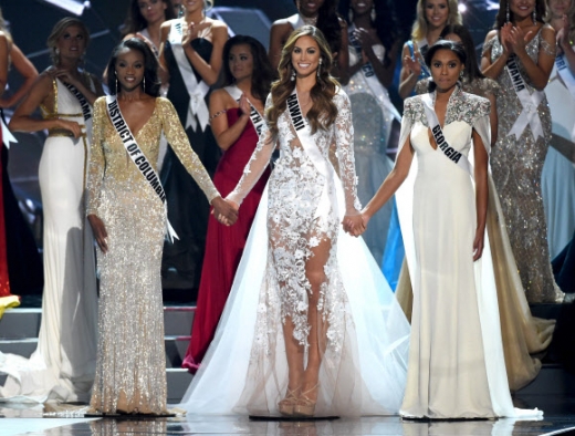 결승진출자 Miss Hawaii Chelsea Hardin(가운데), Miss District of Columbia Deshauna Barber(왼쪽) and Miss Georgia Emanii Davis(오른쪽)가 5일(현지시간) 라스베가스에서 열린 ‘2016 미스 USA 미인선발대회’에서 행진하고 있다.AFP 연합뉴스