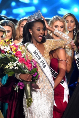 Miss District of Columbia Deshauna Barber가 5일(현지시간) 라스베가스에서 열린 ‘2016 미스 USA 미인선발대회’에서 왕관을 차지하고 기뻐하고 있다. AFP 연합뉴스