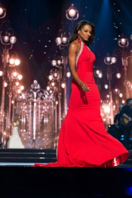 Desi Williams(Miss Virginia USA 2016)가 5일(현지시간) 라스베가스에서 열린 ‘2016 미스 USA 미인선발대회’에서 행진하고 있다. AFP 연합뉴스