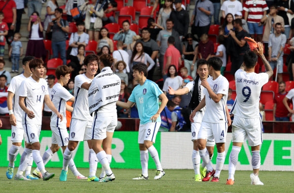 축구 국가대표팀이 5일 체코 프라하 에덴 아레나에서 열린 유럽 원정 2차전 체코와의 친선경기에서 2-1 승리를 거둔 뒤 서로 손바닥을 부딪치며 기뻐하고 있다. 프라하 연합뉴스