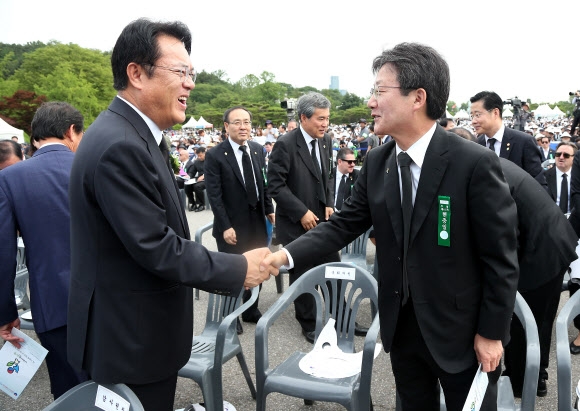 현충원서 만난 정진석과 유승민. 연합뉴스