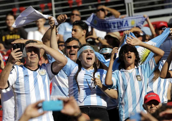 아르헨티나-칠레 전 앞둔 팬들의 열렬한 응원