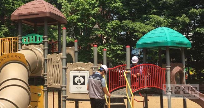 안양시 안전관리자가 어린이놀이시설을 점검하고 있다. 안양시 제공 