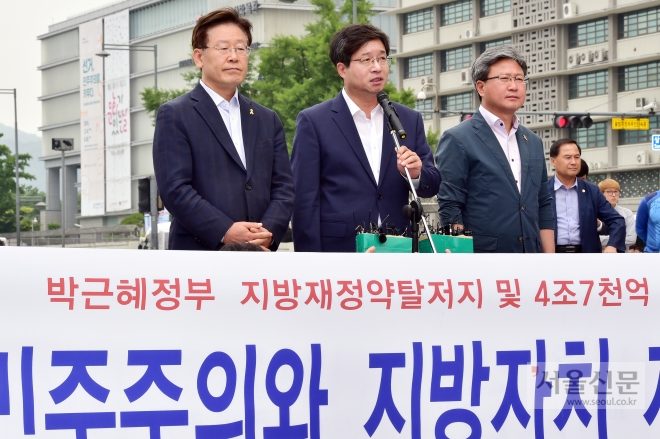 정부의 지방재정 개편에 반발해 경기도 3개 자치단체 시장이 7일 서울 광화문광자에서 단식농성을 하고 있다. 왼쪽부터 이재명 성남시장, 염태영 수원시장, 채인석 화성시장. 수원시 제공 