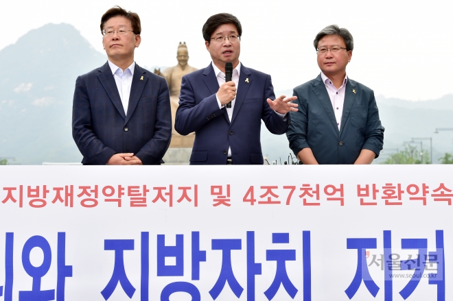 정부의 지방재정 개편에 반발해 경기도 3개 자치단체 시장이 7일 서울 광화문광자에서 단식농성을 하고 있다. 왼쪽부터 이재명 성남시장, 염태영 수원시장, 채인석 화성시장. 수원시 제공 
