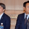 [서울포토] 같이 앉아 있으나… 서로 딴 곳 쳐다보는 안철수-정진석