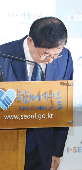 박원순 서울시장이 7일 서울시청 브리핑실에서 ‘구의역 스크린도어 사망 사고’ 관련 재발 방지 대책을 발표하기에 앞서 사고 희생자와 유가족, 시민들에게 머리 숙여 사과하고 있다.박지환 기자 popocar@seoul.co.kr