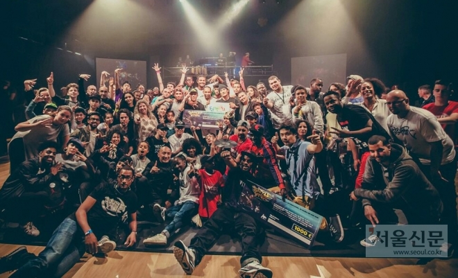 ‘2016 Battle VNR 세계비보이챔피언십’ 대회가 끝난 후 참가자들이 모여 기념촬영을 하고 있다. 부천시 제공 