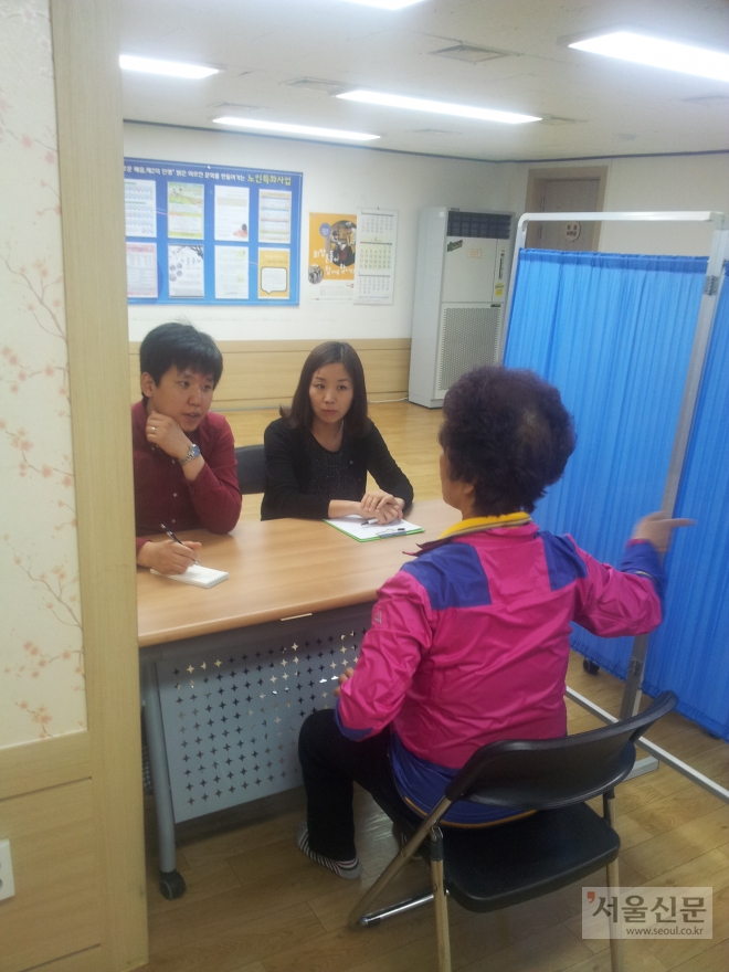 한 노인이 서울 동작구 본동 종합사회복지관에서 사회복지 공무원들로부터 상담받고 있다. 동작구 제공 
