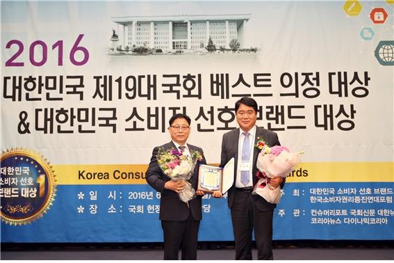 박준희 서울시의원(오른쪽)이 7일 열린 ‘2016 베스트 의정대상 및 소비자 선호브렌드 대상’ 시상식에서 지자체 의정대상부문 대상을 수상하고 있다.