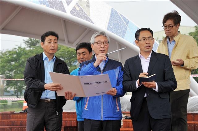 이경훈(왼쪽 세 번째) 부산 사하구청장이 최근 옛것을 보존하기 위해 조성한 괴정 회화나무 샘터공원을 둘러보며 관계자들에게 지속적인 관리를 당부하고 있다. 사하구 제공