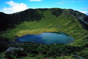 한라산 백록담은  정확히 몇 살일까