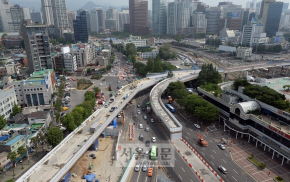 8일 공원으로 조성된 서울역 고가 주위로 차량들이 다니고 있다. 서울시는 내년 4월 서울역 고가와 주변 빌딩을 잇는 첫 연결 통로가 완공된다고 밝혔다. 이 통로를 이용하면 남산공원과 남대문까지 고가에서 한 번에 걸어갈 수 있다. 도준석 기자 pado@seoul.co.kr