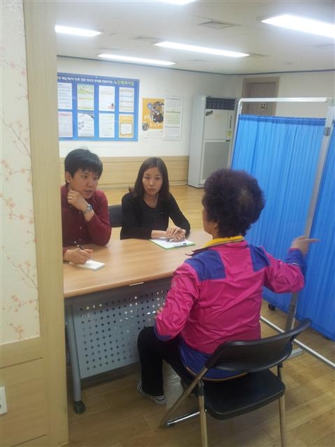 한 노인이 서울 동작구 본동 종합사회복지관에서 사회복지공무원들에게 상담을 받고 있다. 동작구 제공