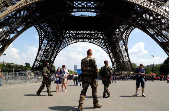 테러 대비하는 파리. 파리 EPA 연합뉴스